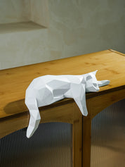 Estátua de gato branco e preto, estatueta geométrica moderna para decoração de quarto, escultura para escritório doméstico como prateleira de mesa, decoração de mesa, gato deitado