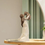 Imitação criativa de madeira de salgueiro escultura menina agachamento segurando cachorro resina artesanato decoração de casa