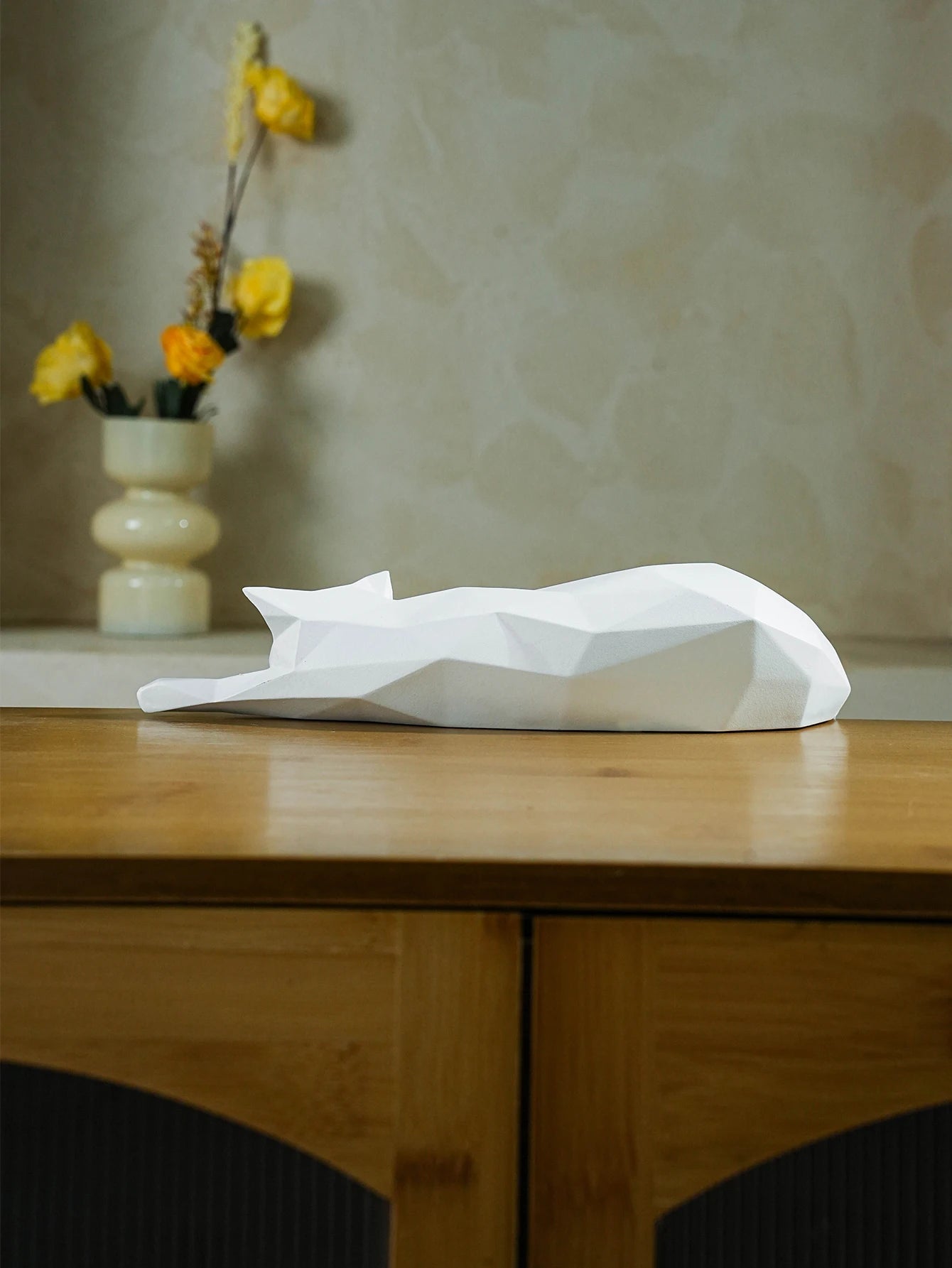 Estátua de gato branco e preto, estatueta geométrica moderna para decoração de quarto, escultura para escritório doméstico como prateleira de mesa, decoração de mesa, gato deitado