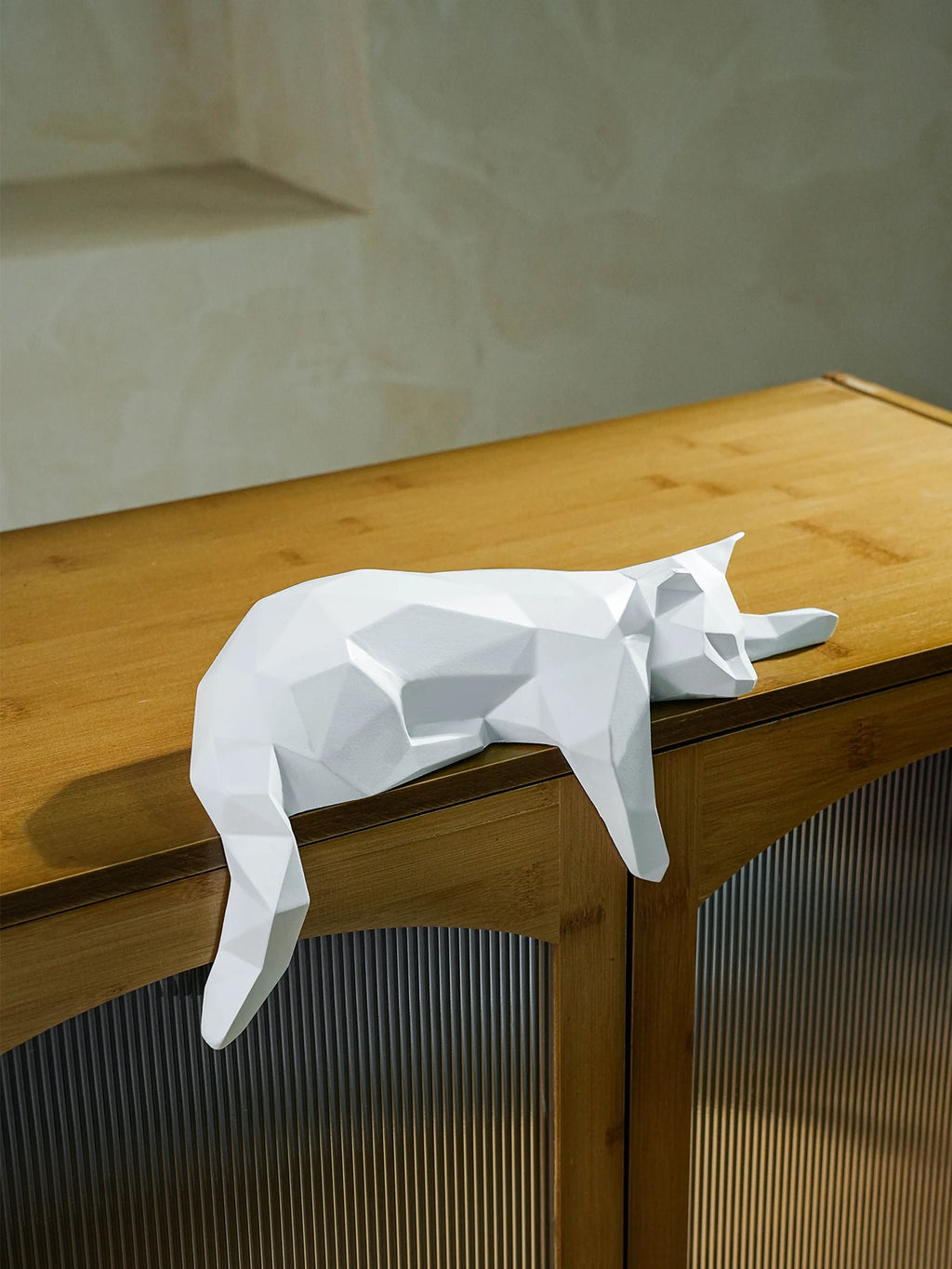 Estátua de gato branco e preto, estatueta geométrica moderna para decoração de quarto, escultura para escritório doméstico como prateleira de mesa, decoração de mesa, gato deitado