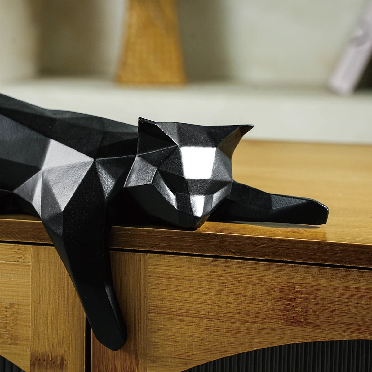 Estátua de gato branco e preto, estatueta geométrica moderna para decoração de quarto, escultura para escritório doméstico como prateleira de mesa, decoração de mesa, gato deitado
