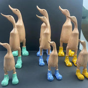 Escultura de Pato em Madeira com Botas de Chuva