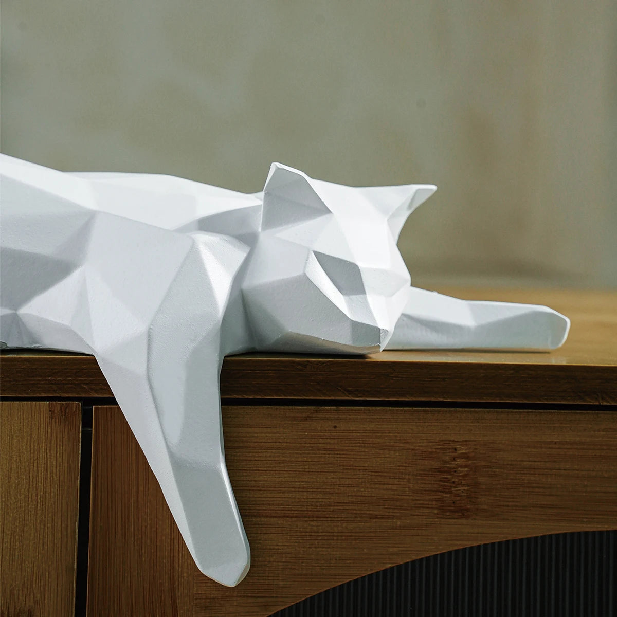 Estátua de gato branco e preto, estatueta geométrica moderna para decoração de quarto, escultura para escritório doméstico como prateleira de mesa, decoração de mesa, gato deitado