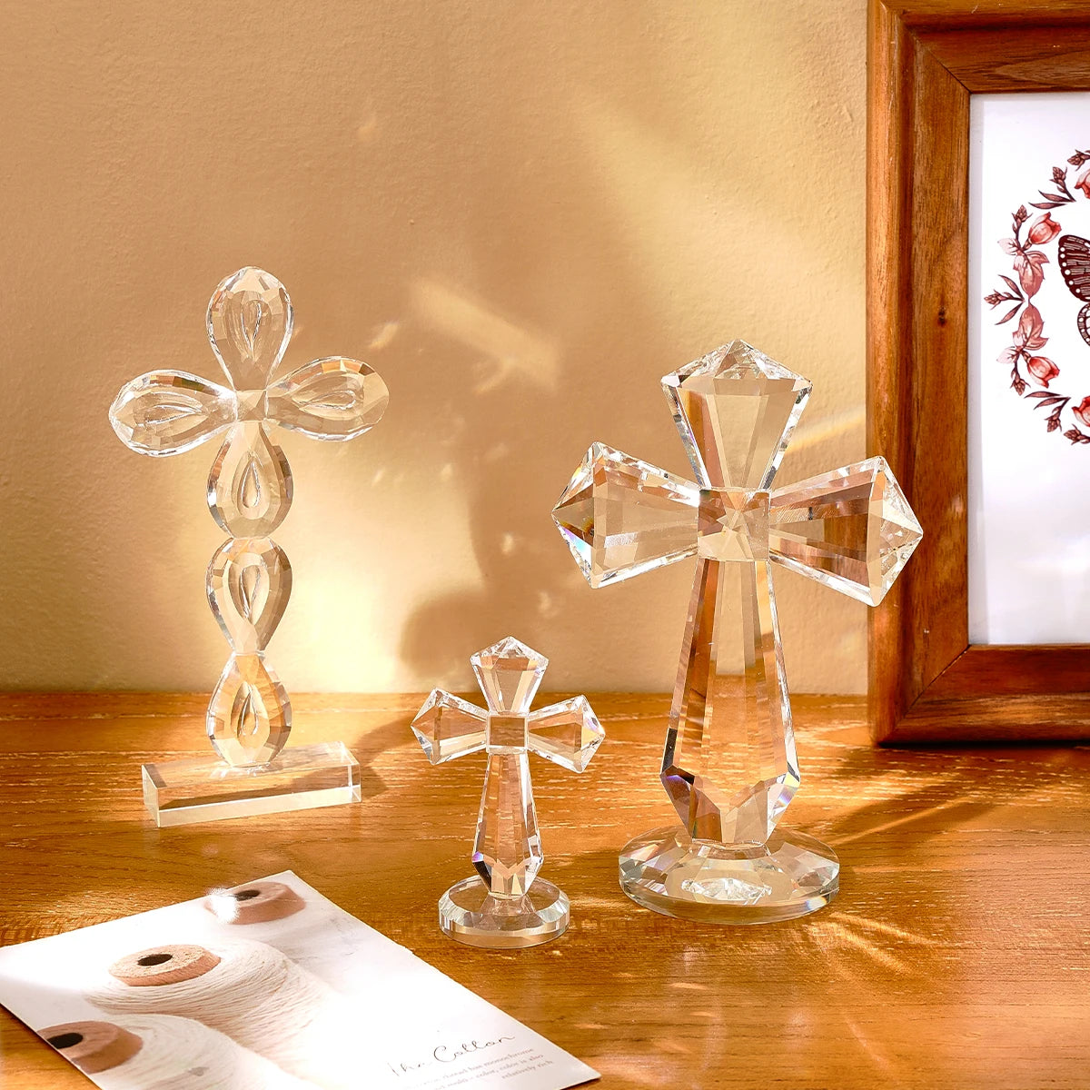 1pc amor anjo e cruz prisma em forma de artesanato de vidro, peitoris da janela coletor de sol ornamento prisma luz captura artesanato decorativo