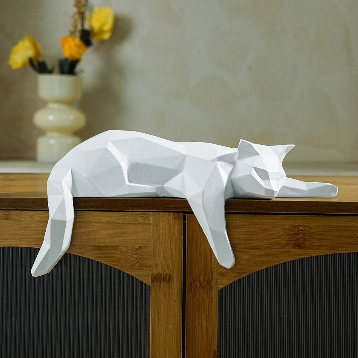 Estátua de gato branco e preto, estatueta geométrica moderna para decoração de quarto, escultura para escritório doméstico como prateleira de mesa, decoração de mesa, gato deitado