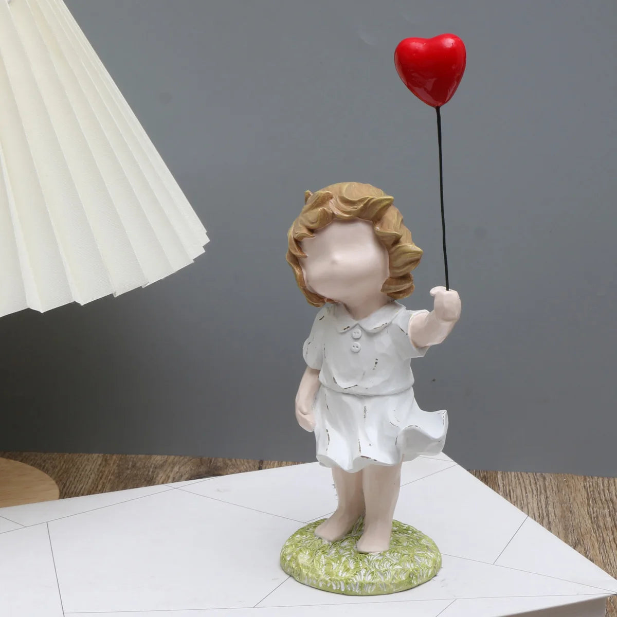 Estatueta Menina com Balão